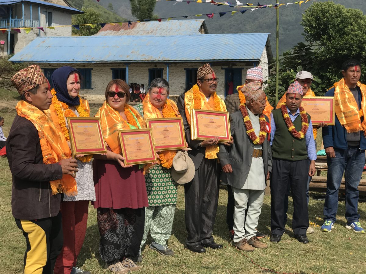 Remise de diplômes et distribution stylos et brosses à dents